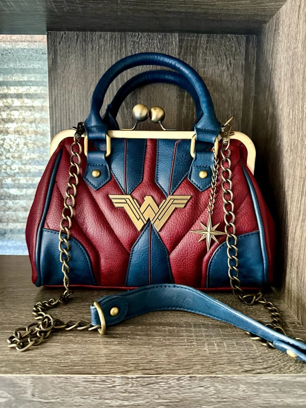 Wonder Woman Bioworld Kiss Lock Satchel Crossbody Purse Burgundy Blue DC Comics